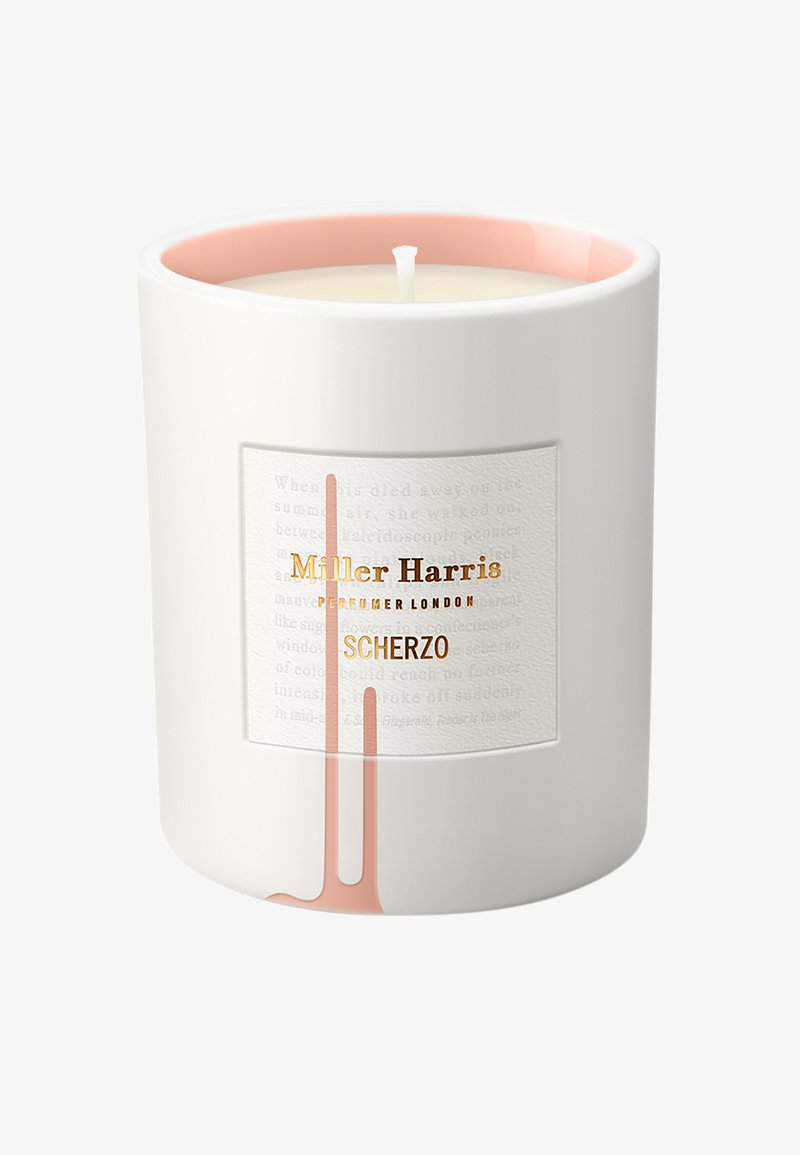 Weiße Kerzen aus Keramik mit einem rosa Innenraum, versehen mit einem strukturierten Etikett in Gold- und Roséakzenten, beschriftet mit "Scherzo" von Miller Harris.