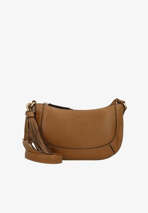 Bolso cruzado de cuero marrón claro con una textura suave, forma redondeada, detalles en metal dorado y un adorno de flecos desmontable en la correa.