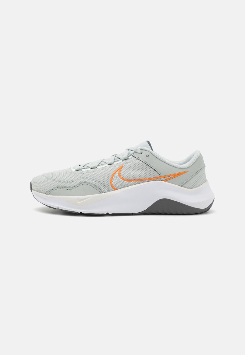 Nike Performance - LEGEND ESSENTIAL 3 - Training shoe - light silver/summit white/iron grey/ mandarin, Enlarge