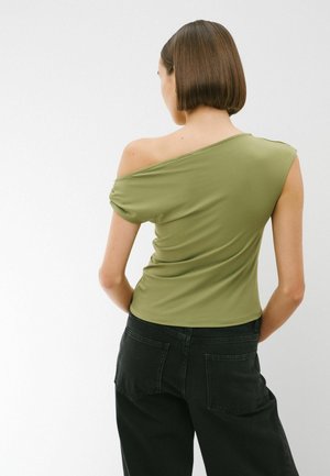 Next, REGULAR FIT - SLINKY SOFT TOUCH ASYMMETRIC HARDWARE SHORT SLEEVE TOP . - Nyomott mintás póló - sage green