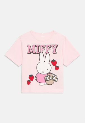 Lyserosa kortermet skjorte med teksten "MIFFY", med en hvit kanin i en rosa kjole som holder en blomsterkurv og er omgitt av jordbær.