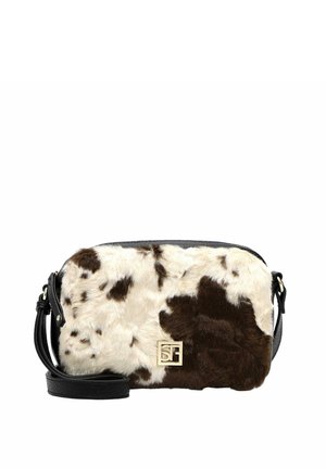 Lille rektangulær crossbody taske med sort læderrem og brun og hvid pels foran med lille guldfarvet metal logo plade.