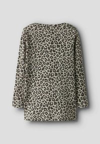Langemouwen top met luipaardprint in gedempte groene en zwarte tinten, met een ronde halslijn en een relaxte pasvorm, en een zachte textuur.