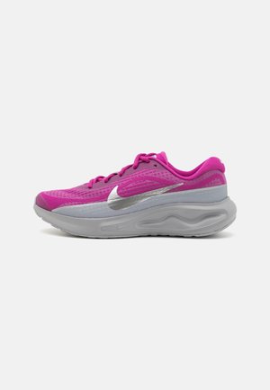 Chaussure de course magenta et grise avec logo Swoosh argenté, dessus en mesh et semelle rembourrée, vue du côté extérieur sur fond blanc.