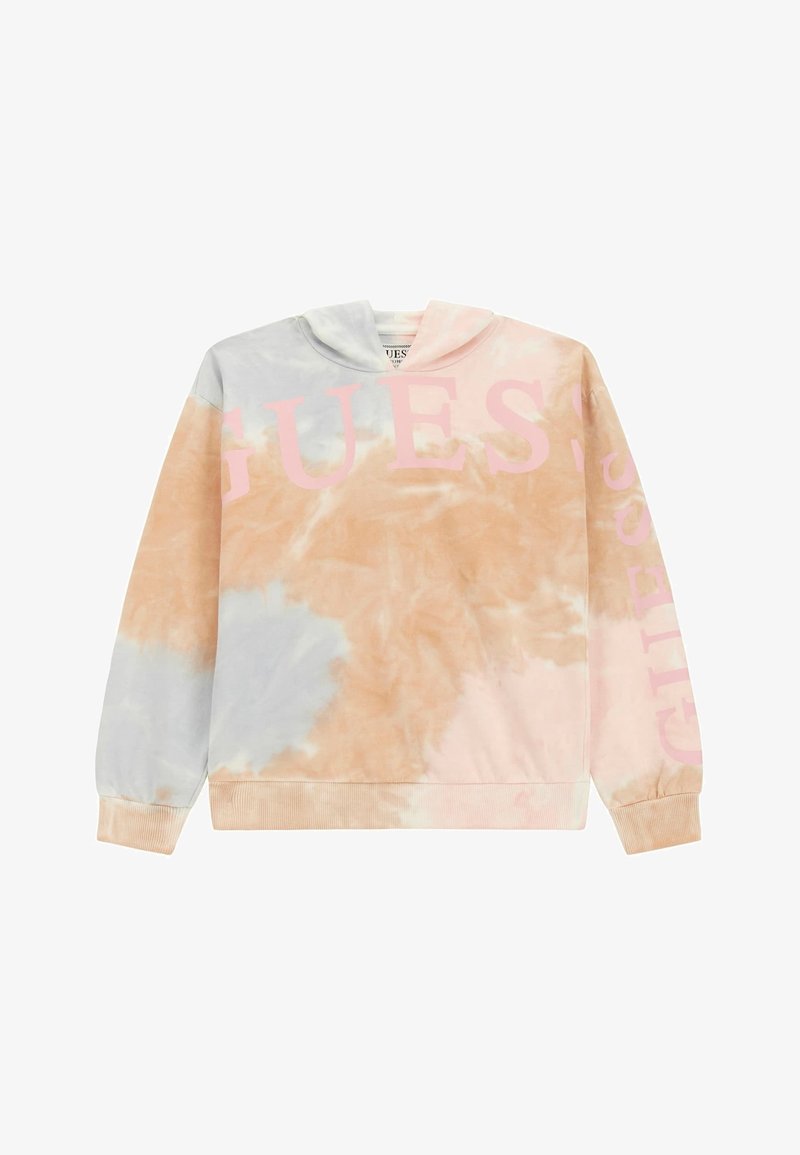 Sweat à capuche tie-dye en pêche pastel, gris et rose avec un grand logo "GUESS" rose sur la poitrine et la manche droite, poignets et ourlet côtelés.