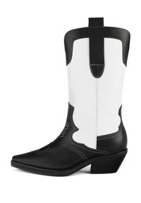 Botă cowboy alb-negru din piele sintetică, cu vârf ascuțit, design în formă de ondulare și toc mic. Detalii notabile de cusătură.