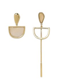 Goldene Tropf-Ohrstecker mit einem halbkreisförmigen weißen Stein, der eine glatte, glänzende Oberfläche und verlängerte goldene Akzente in einem minimalistischen Design aufweist.