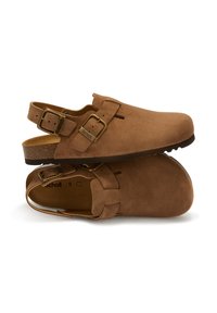 Brązowe zamszowe klapki z tylnym paskiem, metalową klamrą i teksturowaną podeszwą. Posiadają boczne wycięcia dla lepszej wentylacji oraz korek w podeszwie.