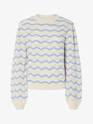 Pull en maille crème avec motif zigzag bleu, présentant un col rond côtelé, des manches longues bouffantes et un design en openwork texturé.