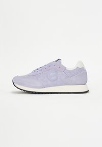 Lyse lilla sneakers laget av semsket skinn med en hvit hælklaff. Funksjoner inkluderer rund logo, snøring og svart gummisåle.