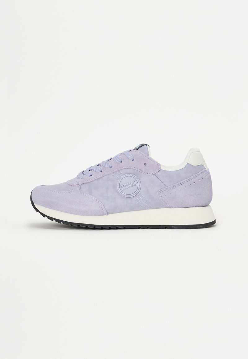 Lyse lilla sneakers laget av semsket skinn med en hvit hælklaff. Funksjoner inkluderer rund logo, snøring og svart gummisåle.