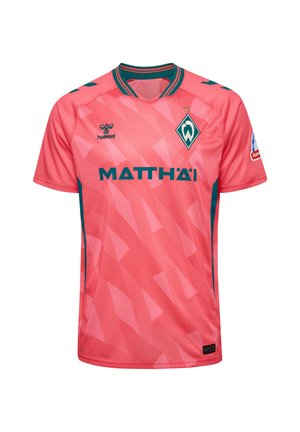 Różowa koszulka piłkarska z zielonymi akcentami, logo Werder Bremen na piersi, logo Hummel i napis sponsora MATTHÄI z przodu.