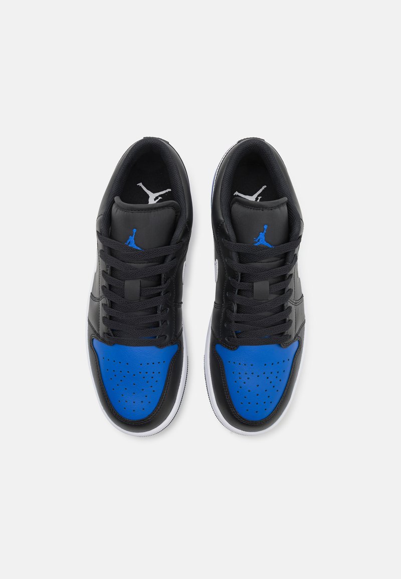 Baskets en cuir noir avec des accents bleus, boîte à orteils perforée et lacets noirs. Elles présentent une semelle blanche et un logo Jumpman sur la languette.