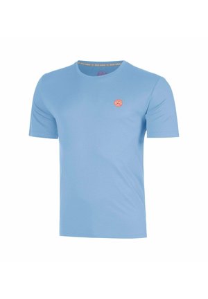 Hellblaues T-Shirt mit kurzen Ärmeln, rundem Ausschnitt und kleinem rundem roten Logo auf der linken Brustseite vor weißem Hintergrund.