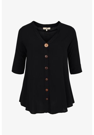 Blouse noire à col en V avec des manches trois-quarts, dotée d'une fermeture à boutons dans des tons de marron et d'un design fluide et évasé. Texture de tissu douce.