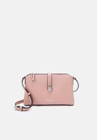 Borsa a mano in pelle rosa con forma rettangolare, minuteria color argento e tracolla staccabile. Presenta una pattina frontale con fibbia e logo del marchio.