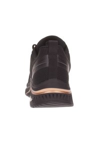 Chaussure de sport noire avec une tige en mesh texturé, un col rembourré et une accent marron sur la semelle intermédiaire. Elle dispose d'une semelle extérieure en caoutchouc durable.
