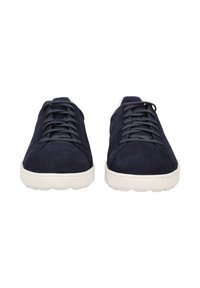 Marineblaue Wildlederschuhe mit niedrigem Profil und weißen Gummisohlen. Ausgestattet mit flachen Schnürsenkeln und minimalistischem Design, geeignet für legere Anlässe.