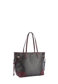 Brun ternet tote taske med bordeaux læderdetaljer, dobbelt håndtag og snørrelukning. Har en guldfarvet logo. Tekstureret overflade.