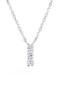 Collana d'argento con catena, caratterizzata da tre gemme rotonde e trasparenti disposte verticalmente. Il design è elegante e minimalista.
