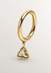 Aro de oro con un colgante triangular que cuenta con una gema transparente, borde detallado y una superficie pulida suave.