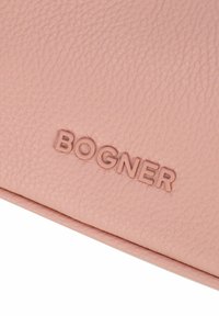Portafoglio in pelle rosa con finitura testurizzata e logo "BOGNER" in rilievo. Design compatto con hardware minimale e linee pulite.