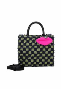 Sac à main à carreaux en tissu vert et bleu marine avec bords à franges, orné d'un accent en forme de lèvres roses et d'une bandoulière noire amovible.