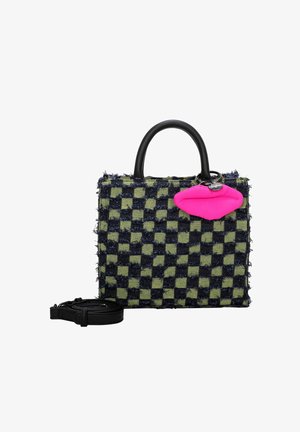 Sac à main à carreaux en tissu vert et bleu marine avec bords à franges, orné d'un accent en forme de lèvres roses et d'une bandoulière noire amovible.