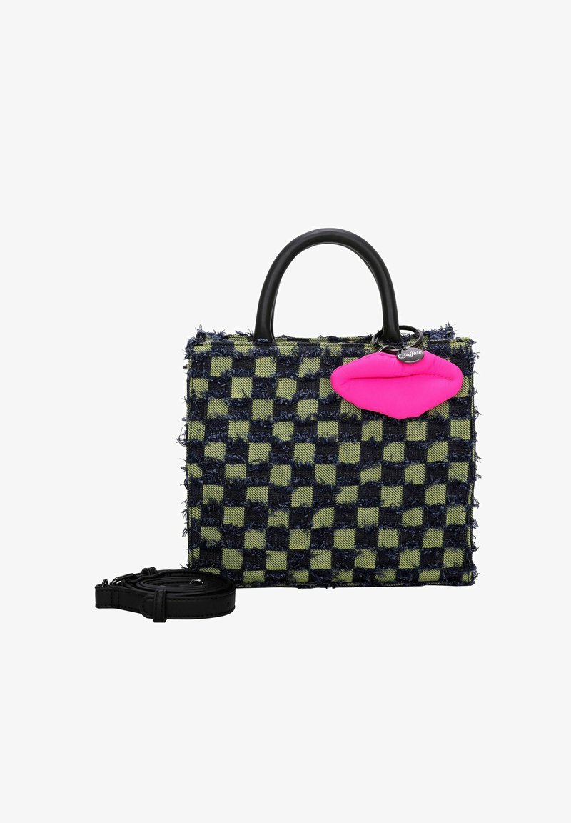 Sac à main à carreaux en tissu vert et bleu marine avec bords à franges, orné d'un accent en forme de lèvres roses et d'une bandoulière noire amovible.