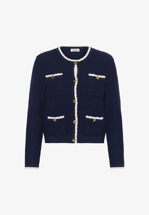 Cardigan a maglia blu navy con rifiniture bianche, bottoni dorati e quattro tasche frontali, esposto su sfondo bianco.
