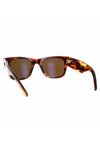 Occhiali da sole tartarugati con lenti color marrone. Design rettangolare elegante, montatura in plastica lucida e dettagli in metallo vicino alle tempie.