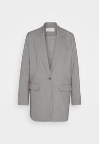 Blazer gris con rayas de tiza, cierre de un solo botón, solapas con muesca y dos bolsillos frontales. Textura suave, interior sin forrar.