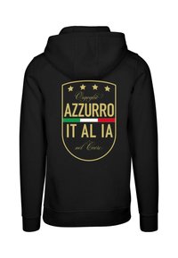 Sudadera negra con un logo dorado en forma de escudo que contiene estrellas. El texto incluye "Orgoglio Azzurro" y "Italia nel Cuore". Líneas horizontales en verde y rojo.
