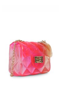 Borsa a tracolla trapuntata rosa realizzata in materiale trasparente con una tracolla in catena dorata. Presenta una chiusura a pattina e una fibbia metallica rettangolare.