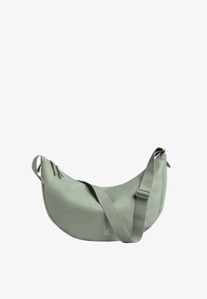 Bolso de hombro color verde claro en forma de media luna con correa ajustable y cierre de cremallera, pequeño logo "GOT BAG" cerca del centro inferior.
