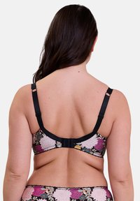 Bra con stampa floreale su sfondo nero. Presenta spalline regolabili e chiusura a gancio e asola. Bordo in pizzo testurizzato lungo i lati.