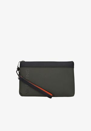 Pochette rettangolare verde scuro e nera con cerniera superiore e cinturino nero con foderatura arancione e testo "Valentino" impresso.