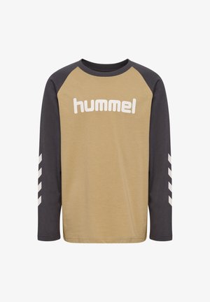 Långärmad skjorta med en beige kropp och mörkgrå raglanärmar. Har en vit "hummel"-logotyp och ett chevronmönster på ärmen. Tillverkad av en bomullsblandning.