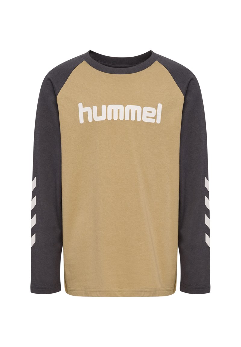 Långärmad skjorta med en beige kropp och mörkgrå raglanärmar. Har en vit "hummel"-logotyp och ett chevronmönster på ärmen. Tillverkad av en bomullsblandning.