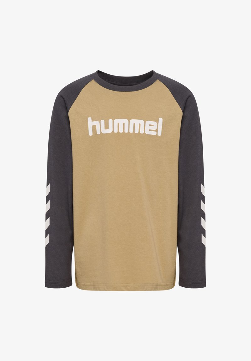 Langdurig shirt met een beige lijf en donkergrijze raglanmouwen. Bevat het witte "hummel" logo en chevronpatroon op de mouwen. Gemaakt van een katoenmix.