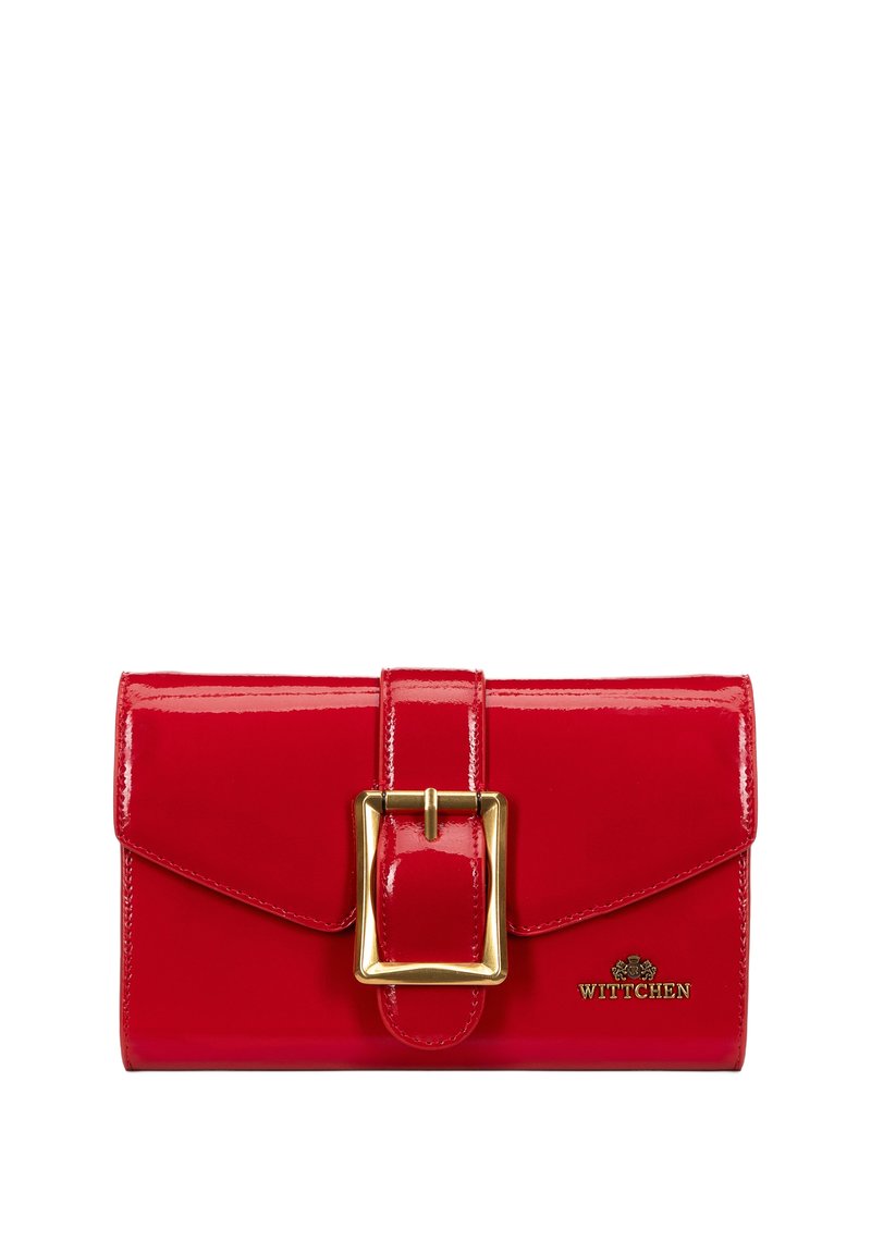 Portafoglio in vernice rossa con una grande chiusura a fibbia dorata, caratterizzato da una texture liscia e un logo del brand impresso in modo sottile sul davanti.
