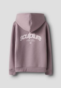 Ljubičasta dukserica od mekanog materijala, s velikim bijelim logotipom na leđima koji glasi "skulptura" uz "COLLECTIVE APPAREL EDITION."