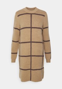 Maglione lavorato a maglia in beige con motivo a griglia marrone scuro, dotato di maniche lunghe e scollatura rotonda, presentato su uno sfondo bianco.