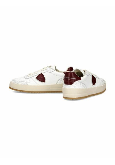 Hvide lædersneakers med en tekstureret sølvoverflade, maroon accenter og en kraftig beige sål. Har flade snørebånd og en rund tå.