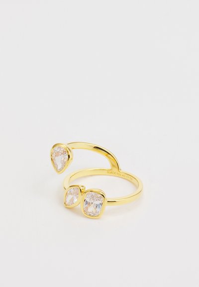 Goldring mit drei funkelnden klaren Edelsteinen, zwei tropfenförmig und einem kissenförmig, mit einem gewundenen Banddesign.