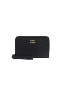 Portafoglio zip nero con texture liscia, dettaglio logo dorato e una tracolla nera con nome del marchio impresso. Forma compatta e rettangolare.