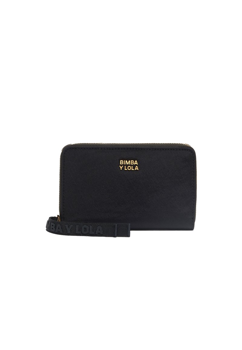 Portafoglio zip nero con texture liscia, dettaglio logo dorato e una tracolla nera con nome del marchio impresso. Forma compatta e rettangolare.