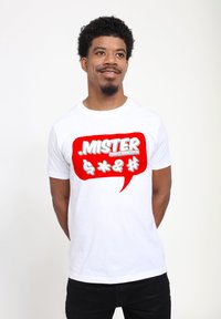 Hvid bomulds t-shirt med et rødt taleboble-design, der har teksten ".MISTER ZEEK@SINCE1976" og forskellige symboler i grå.