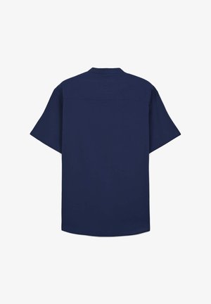 Chemise bleu marine à manches courtes avec un col classique et une coupe droite. Tissu lisse, dotée d'un yoke arrière sans ornements ni motifs.