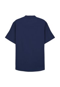 Camicia a maniche corte blu navy realizzata in tessuto liscio; presenta un colletto semplice e un orlo dritto, senza motivi o accenti prominenti.